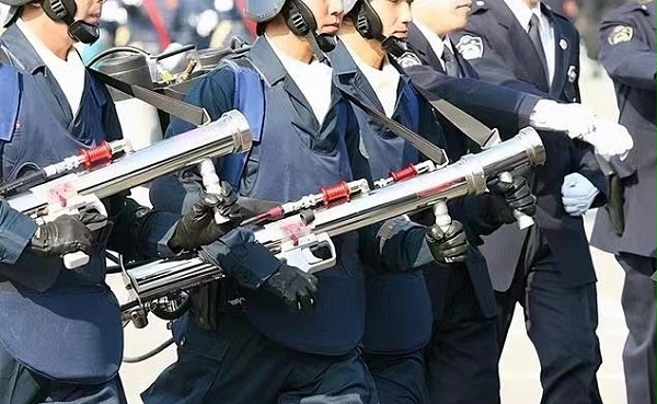 日本千叶县警机动队配备便携高压水枪